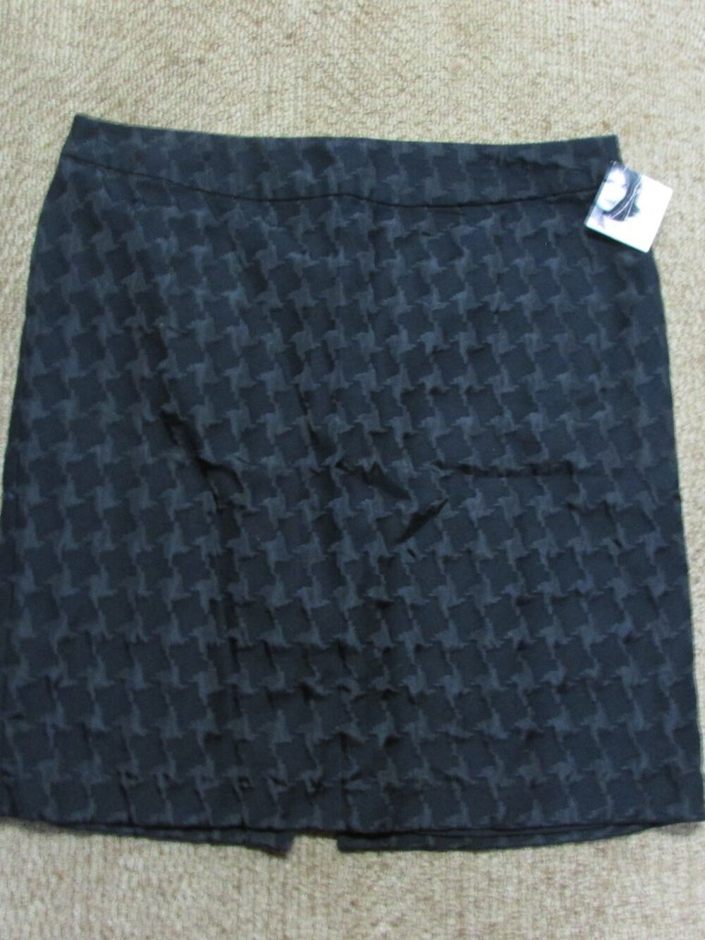 NWT Jaclyn Smith Woman 18 Black Textured Fabric Straight Below Knee Dressy Skirt